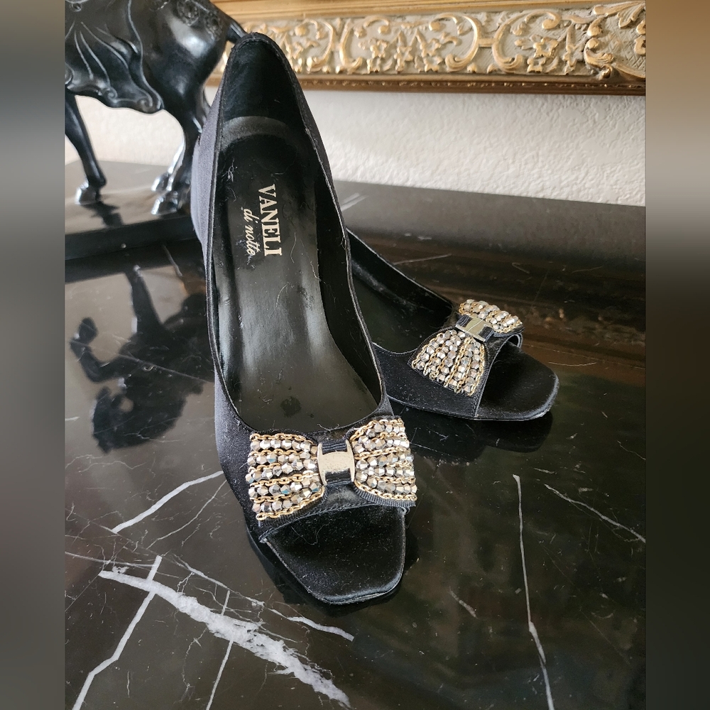 EUC- Beautiful Black Satin Pumps!!🍒